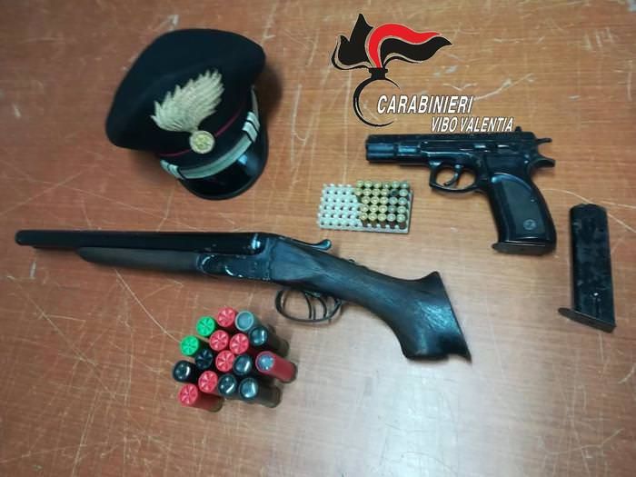 Arsenale sotto il divano di casa, un arresto nel Vibonese