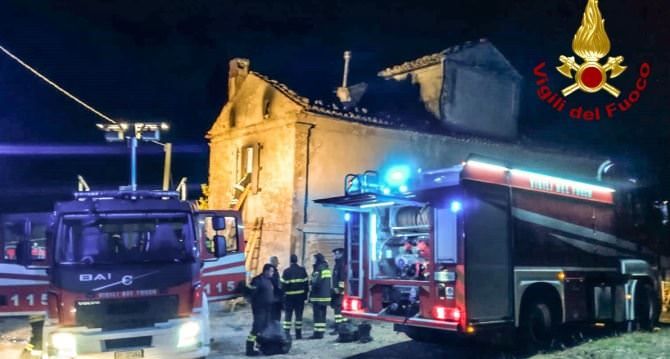 Acri, a fuoco un casolare. Salve le due persone che si trovavano all’interno