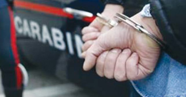 Litiga con la convivente e la sequestra, arrestato