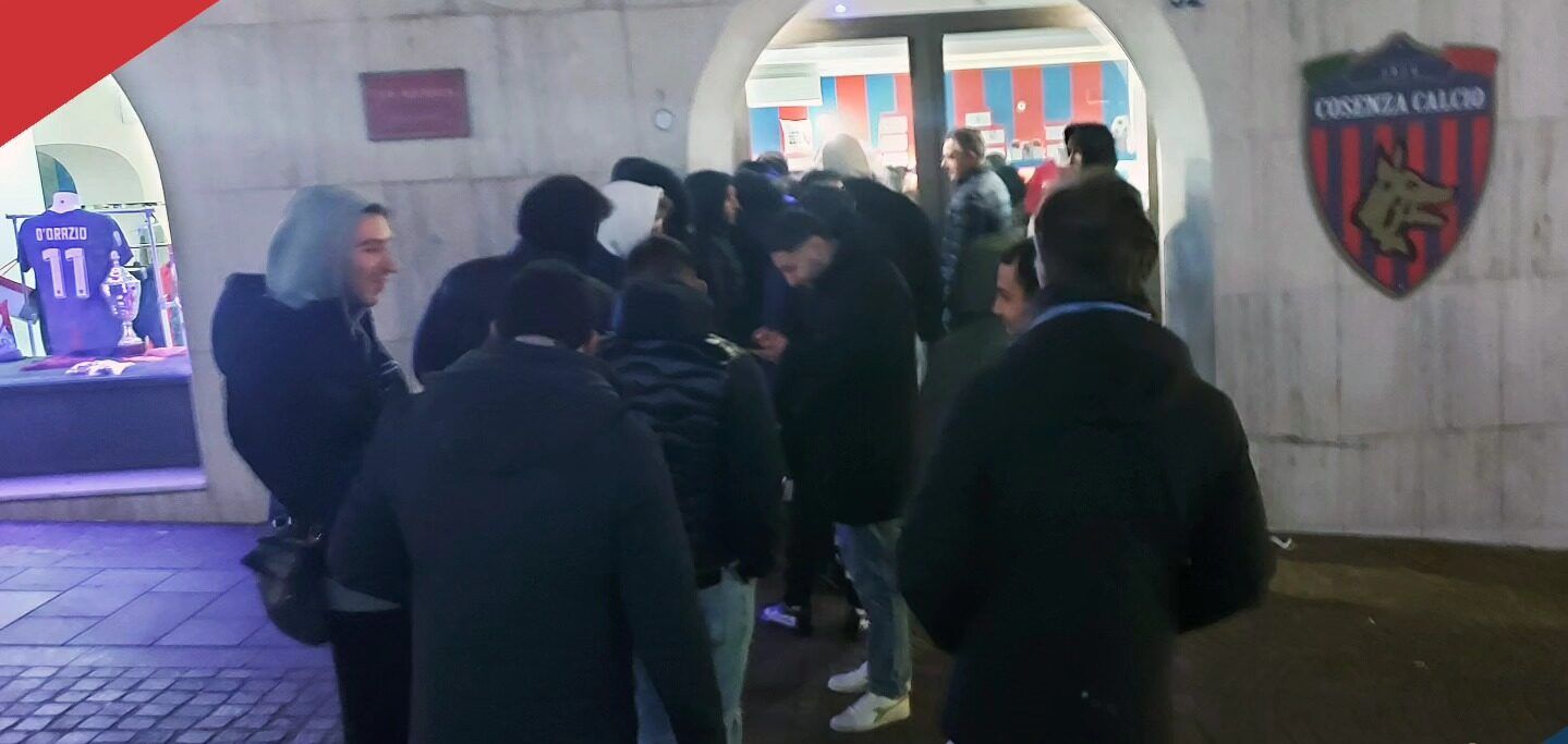 Derby Cosenza-Catanzaro, venduti 9.154 biglietti. Gli ultrà: «Vigilia sottotono, no a cori contro i tifosi giallorossi assenti»