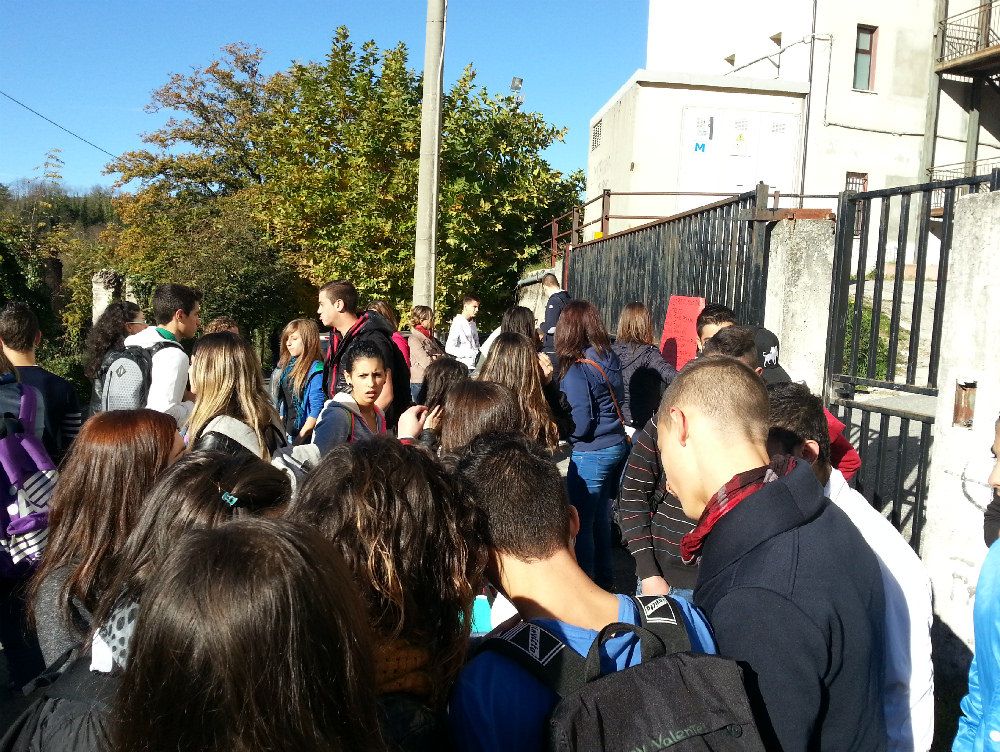 Lascia la scuola scortato il prof aggredito da uno studente