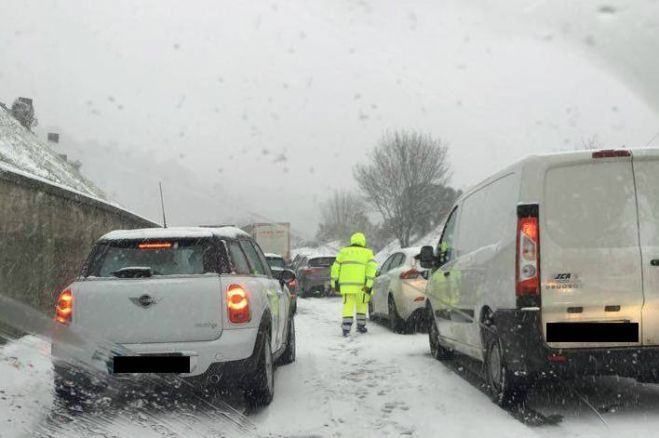 Neve sull'A3, l'Anas si assolve: colpa degli automobilisti