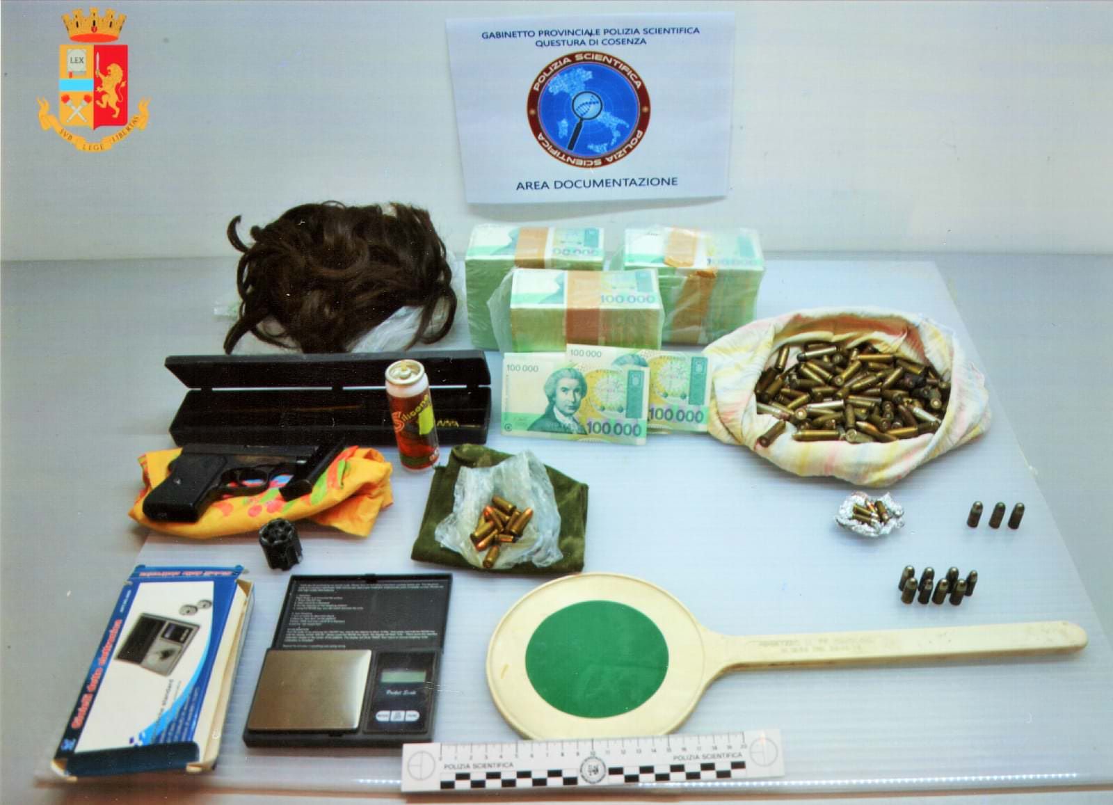 Armi, munizioni e 300 milioni di dinari in un sottotetto, una denuncia a Cosenza