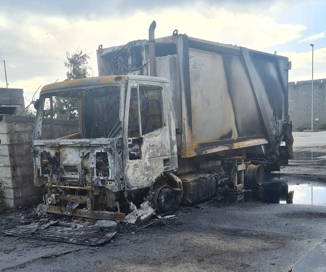 Intimidazione a Cetraro, in fiamme autocompattatore