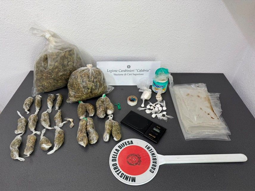 Blitz dei Carabinieri in un edificio abbandonato a Cirò, scovato un nascondiglio di droga tra le mura