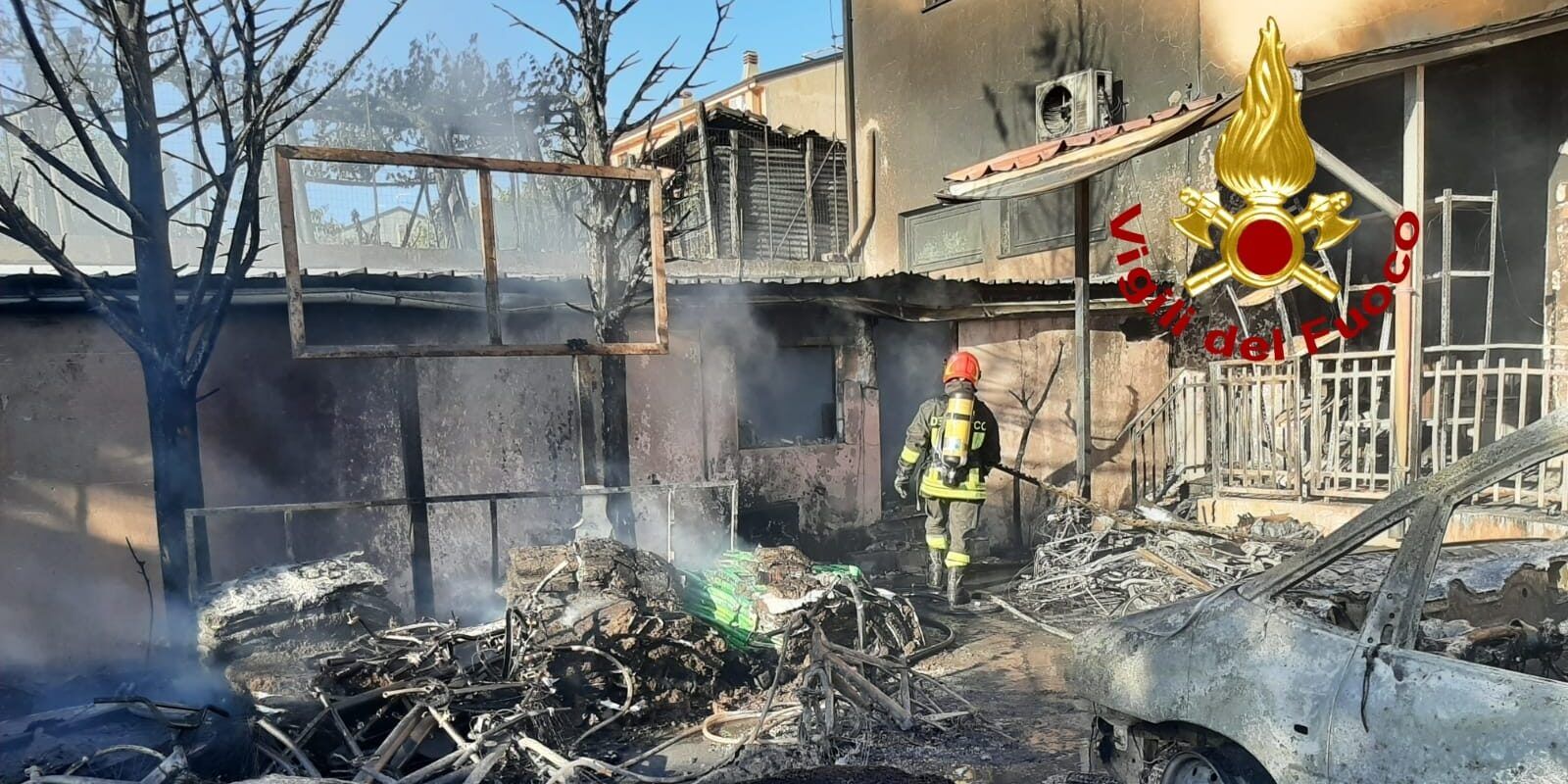 Incendi nel Cosentino. Danneggiati un agriturismo a Rossano e un’auto a Roggiano