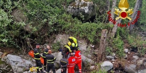 Giovane ferito bloccato in una zona impervia: i vigili del fuoco lo salvano con l'elicottero nel Crotonese