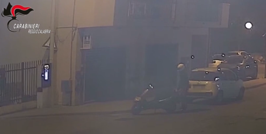 ‘Ndrangheta a Reggio, incendiano un locale per intimidire un esercente: due arresti – VIDEO