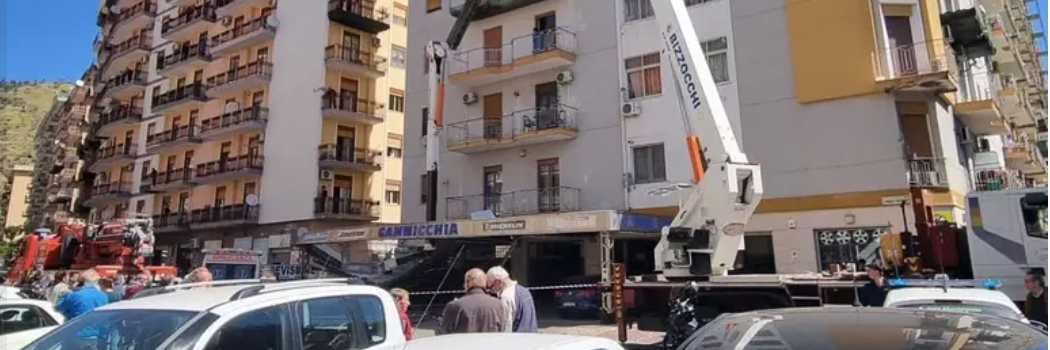 Cadono dal decimo piano: due operai morti