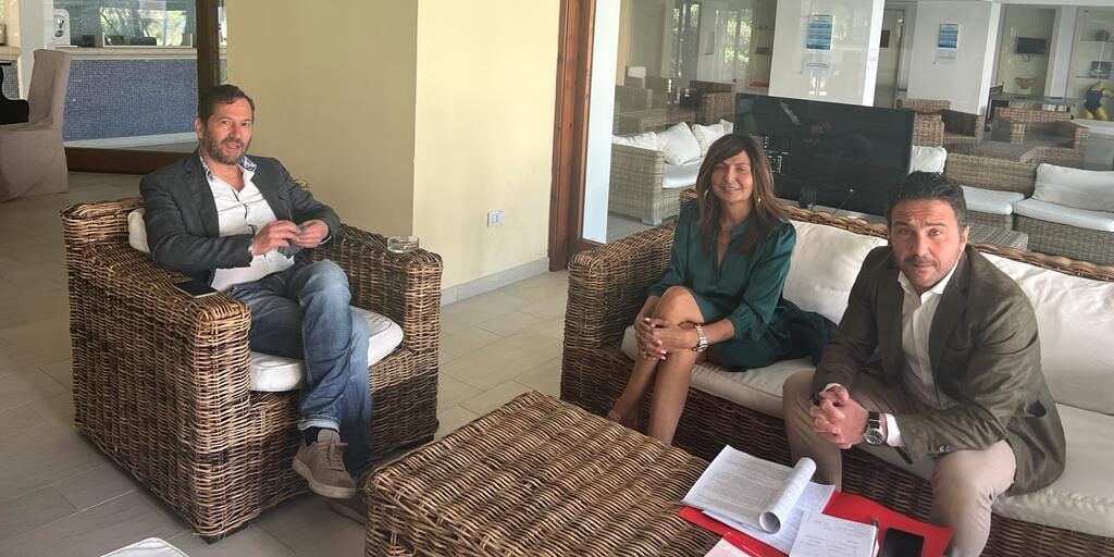 Loizzo incontra l’imprenditore che ha denunciato il racket: «Notarianni esempio fulgido di legalità»