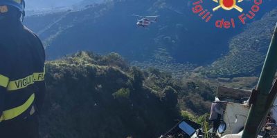 Camion perde il controllo e finisce in una scarpata a Catanzaro: morto il conducente