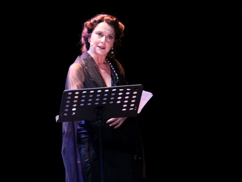 La forza della passione travolge Monica