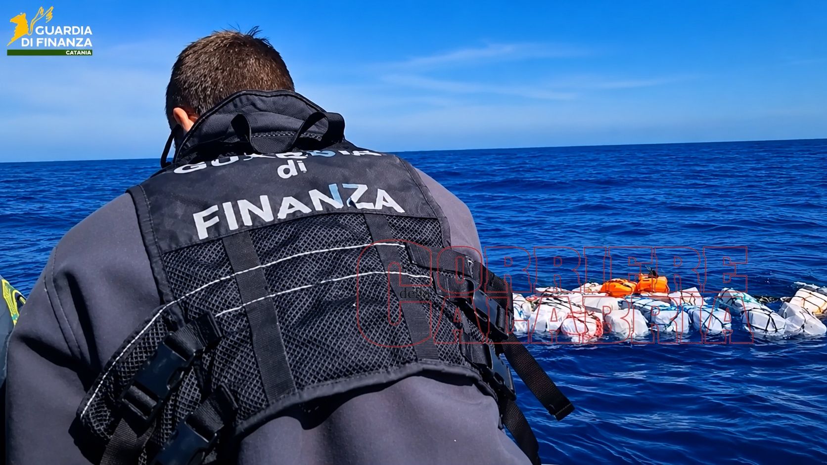 Cocaina tra Calabria e Sicilia, la caccia al carico da 1,9 tonnellate lasciato in mare e “soffiato” dalla Finanza – VIDEO