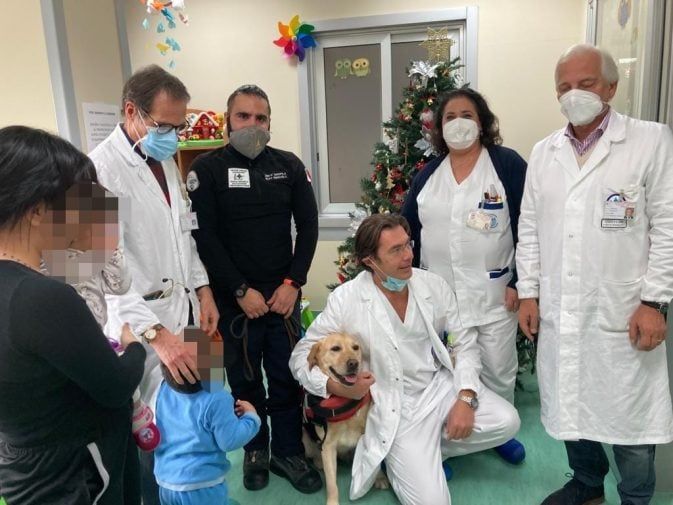 Unità cinofila di salvataggio in corsia, un sorriso per i bambini ricoverati – FOTO