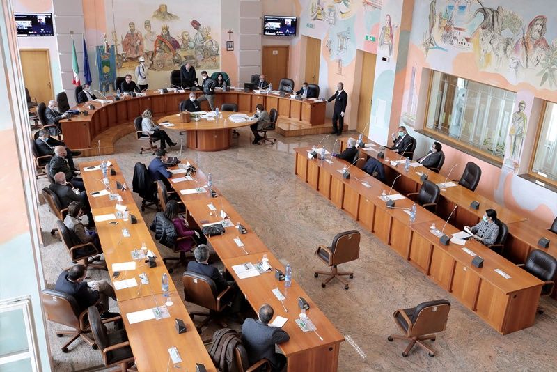 Cosenza, torna a riunirsi (online) il Consiglio comunale