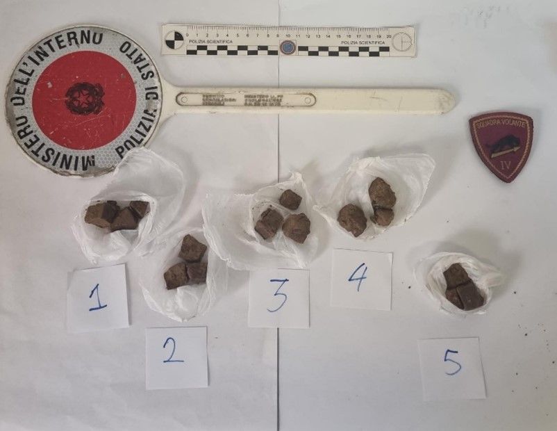 Crotone, la Polizia ferma un 19enne in monopattino e trova 108 grammi di eroina: arrestato