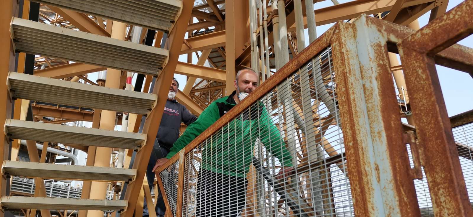 I due tecnici scendono dalle ciminiere della Centrale di Rossano. Ok alla proposta di Enel – VIDEO