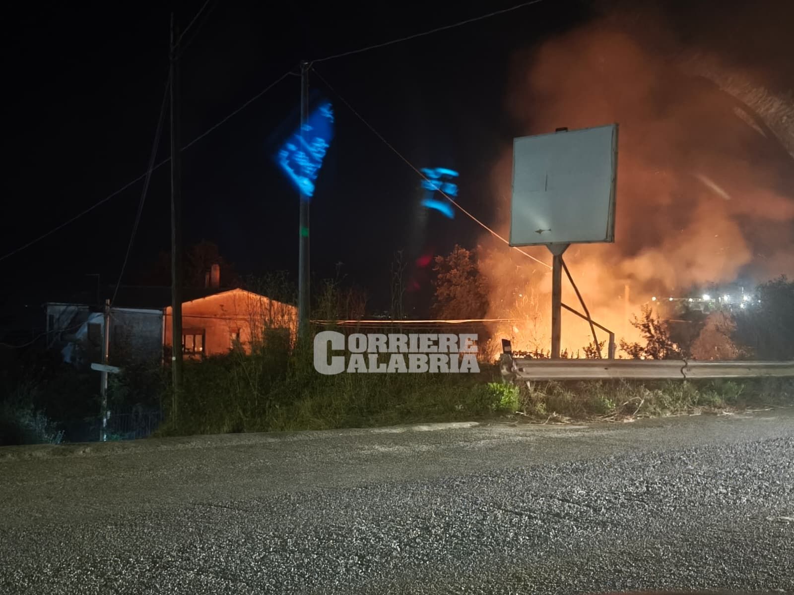 Grosso incendio a Vibo Valentia, le fiamme minacciano una casa e le auto in transito – FOTO E VIDEO