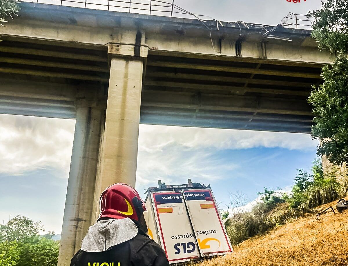 Incidente sull’A2, mezzo pesante finisce sotto un viadotto: due feriti gravi – VIDEO