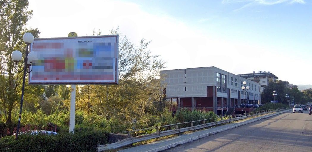 Rende, cartelloni pubblicitari in subappalto (illegale) a un imprenditore vicino alla ‘ndrangheta