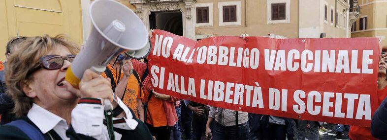 Blitz della Polizia contro i No Vax, progettavano un raduno a Roma