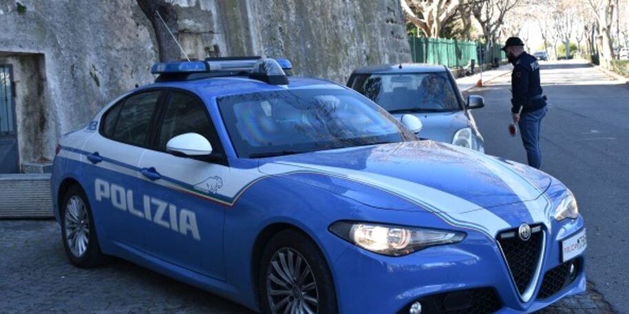 Crotone, sorpreso in auto con droga e soldi: arrestato