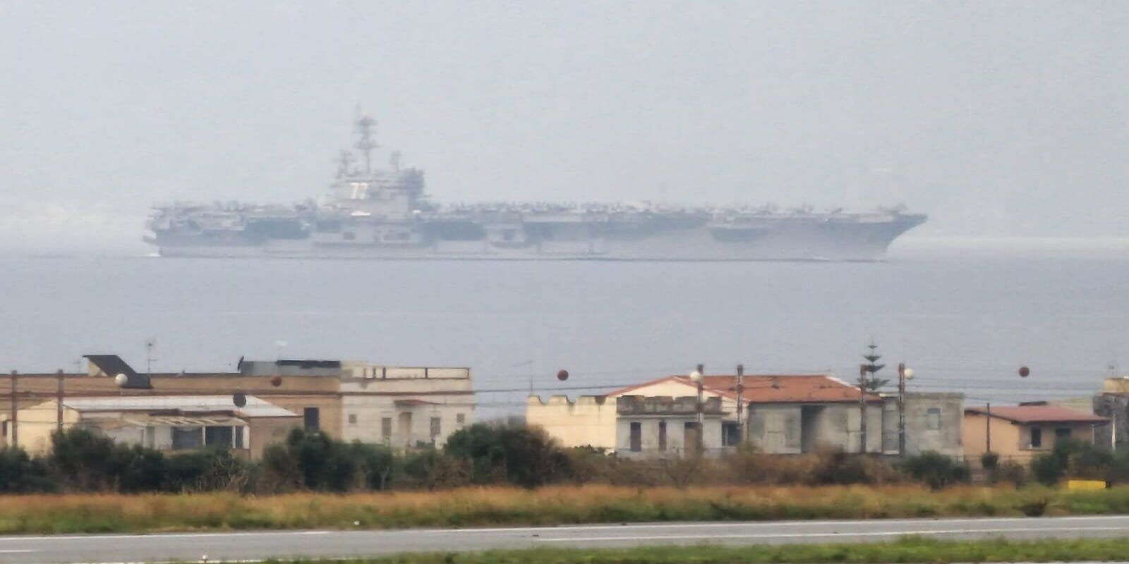 Portaerei Usa (con due incrociatori al seguito) nello Stretto di Messina – FOTO