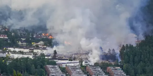 Oltre 100 case distrutte da un vasto incendio in Norvegia: centinaia di evacuati