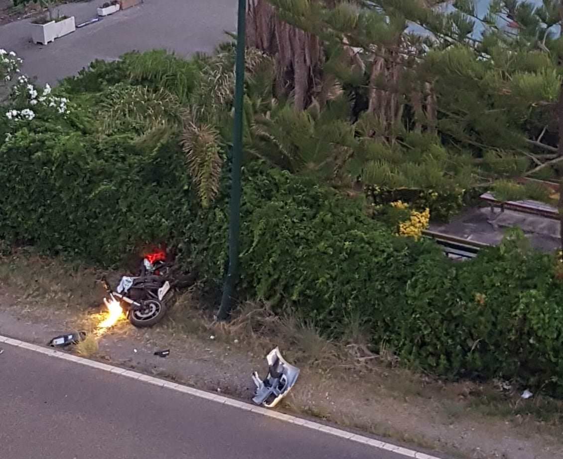 Falerna, tremendo scontro auto-moto sulla statale: grave un giovane – VIDEO