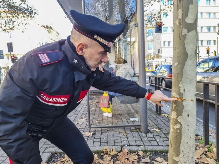 Tendono cavo d’acciaio ad altezza d’uomo in strada, shock a Milano