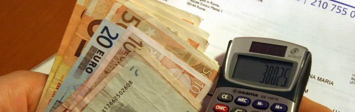 Bollette, arriva la stangata: +55% per la luce e +41,8% il gas