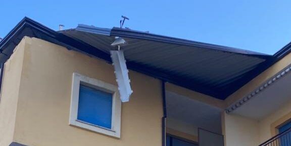 Tromba d’aria a Schiavonea, paura per una tettoia divelta dal vento – FOTO