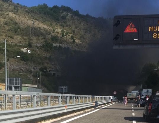 Autocisterna in fiamme sull'A2, traffico bloccato tra Laino Borgo e Lauria