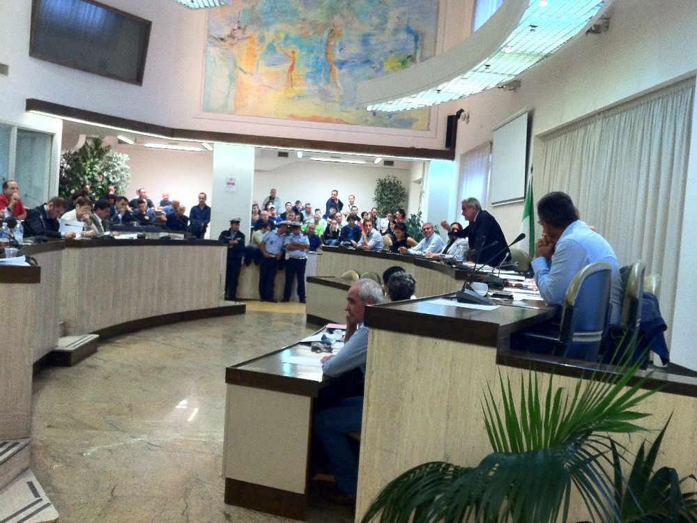 «Il Comune di Crotone non ha incassato un milione per il suolo pubblico»