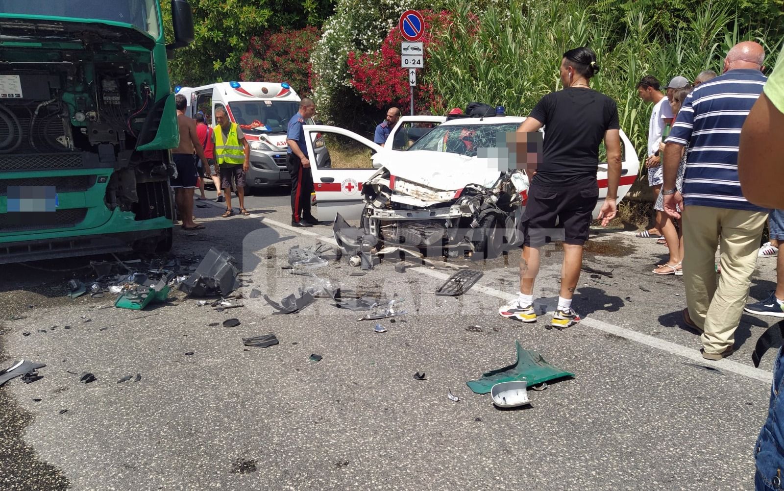Mezzo della Croce Rossa contro un Tir ad Amantea, c’è un ferito grave