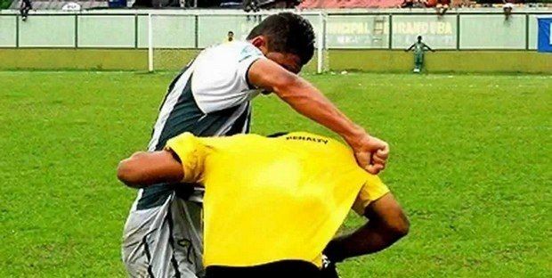Spintoni e minacce all'arbitro, Daspo per 4 calciatori