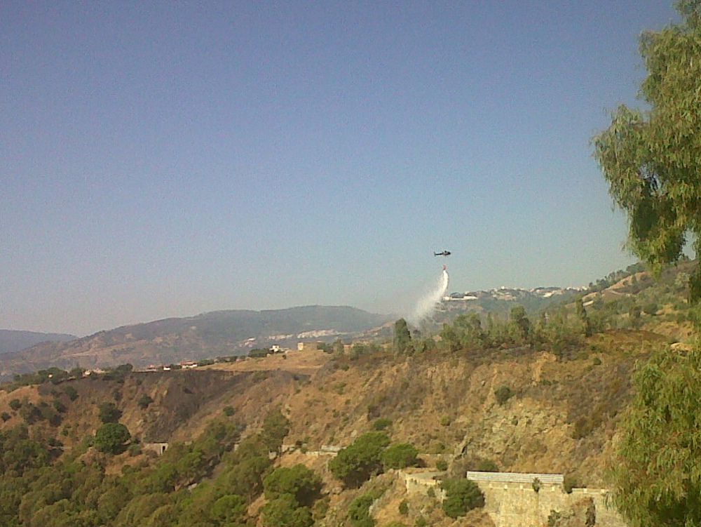 Incendio sulla collina di Caminia