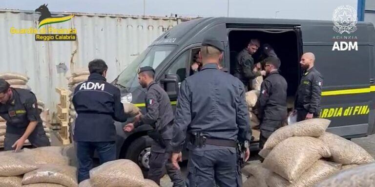 Con i sequestri di droga al porto di Gioia la ‘ndrangheta ha perso oltre un miliardo