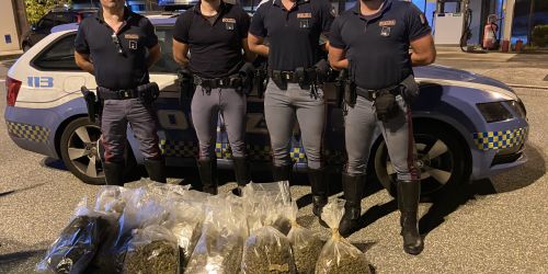 Beccati con 12 chili di marijuana sull'autostrada: tre arresti a Palmi