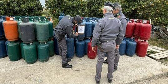 Bombole di Gpl detenute illegalmente, sequestro della Finanza (e una denuncia) nel Cosentino