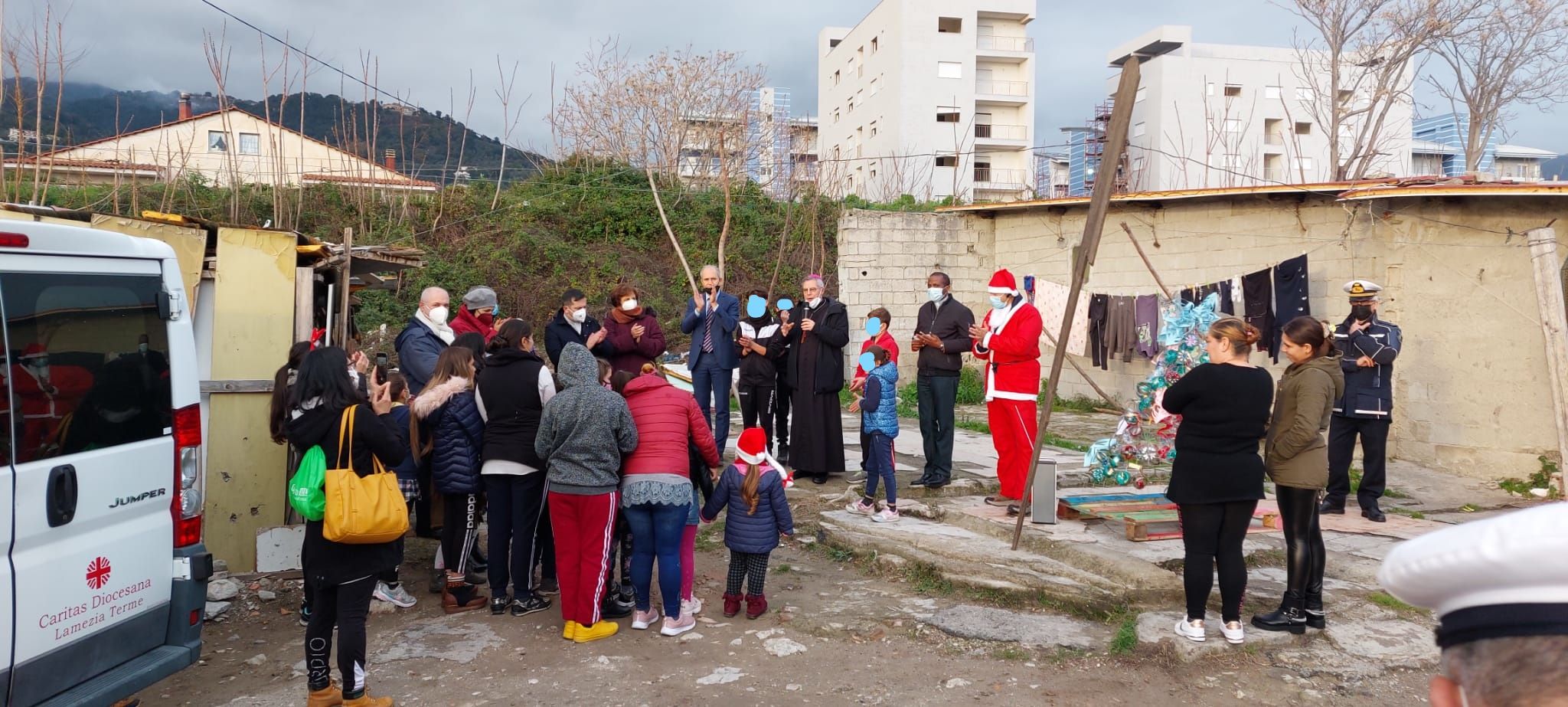 Natale al campo rom. Doni e dolci per i bambini di Scordovillo