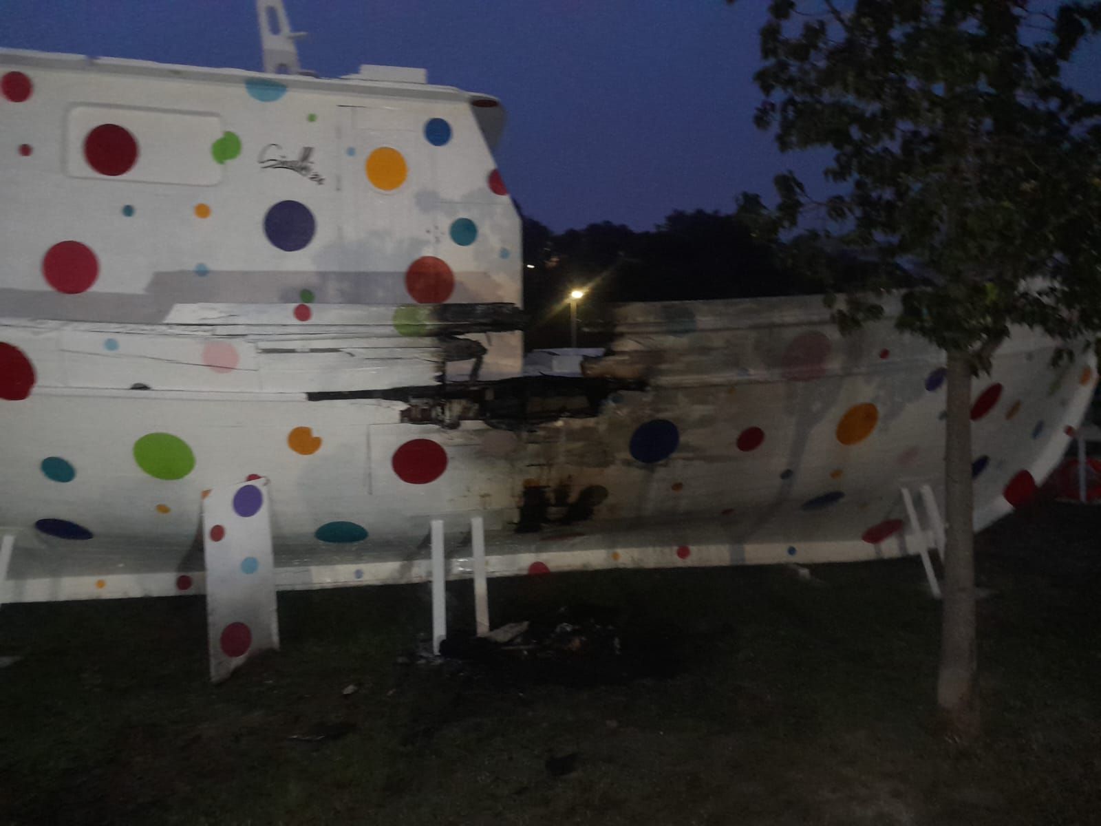 Crotone, incendiata l’opera artistica realizzata da Sirelli – FOTO