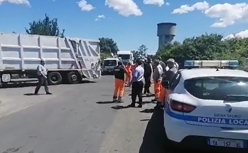 Emergenza rifiuti a Gioia Tauro, la protesta del sindaco e il suo vice: bloccato l'inceneritore