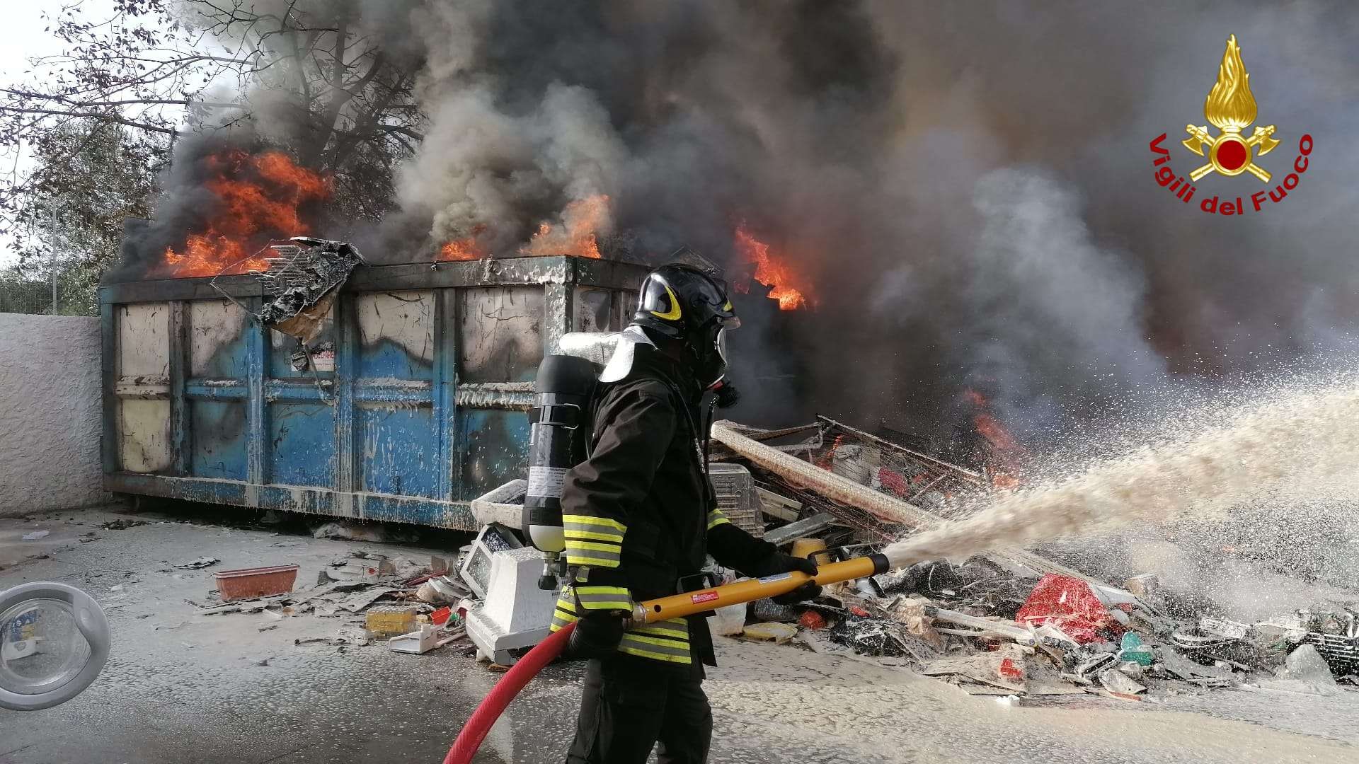 Rifiuti, altro incendio in Calabria: in fiamme centro raccolta nel Vibonese – FOTO