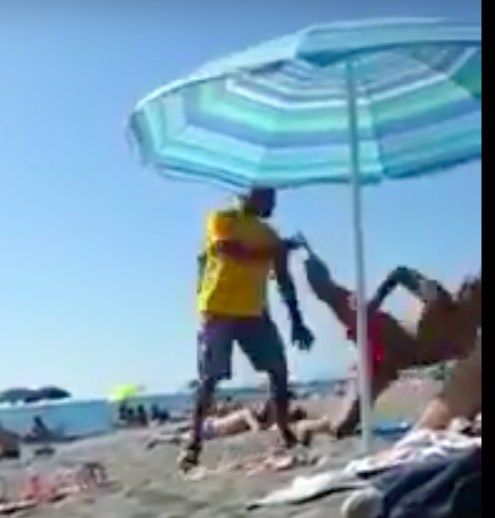 Immigrato picchiato su una spiaggia calabrese – VIDEO