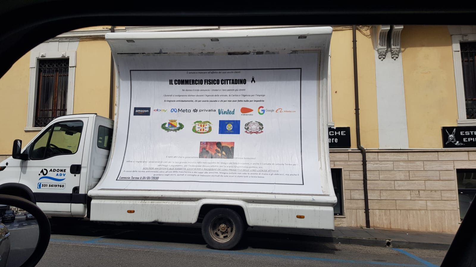 «A Lamezia il commercio è morto». Il mega cartellone di protesta in giro per la città