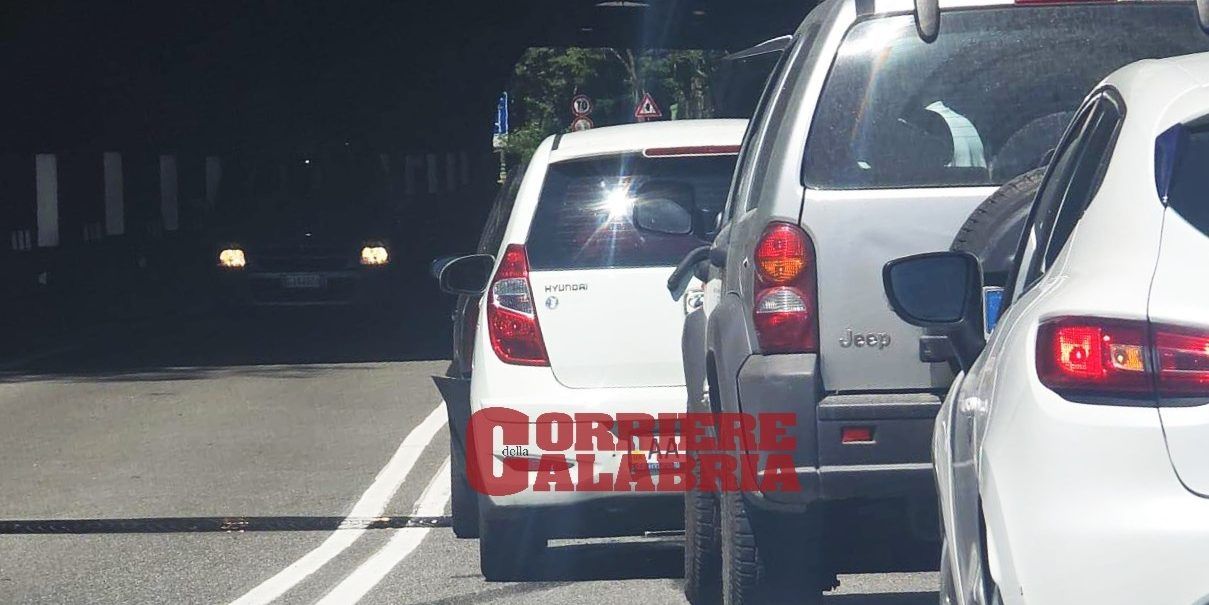 Doppio incidente sulla Strada Statale 107: traffico rallentato e lunghissime code