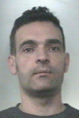 Voleva uccidere l'amante della moglie, i familiari lo fanno arrestare