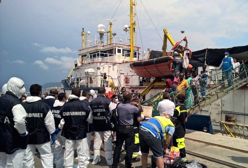 Vibo, concluso lo sbarco di 612 migranti