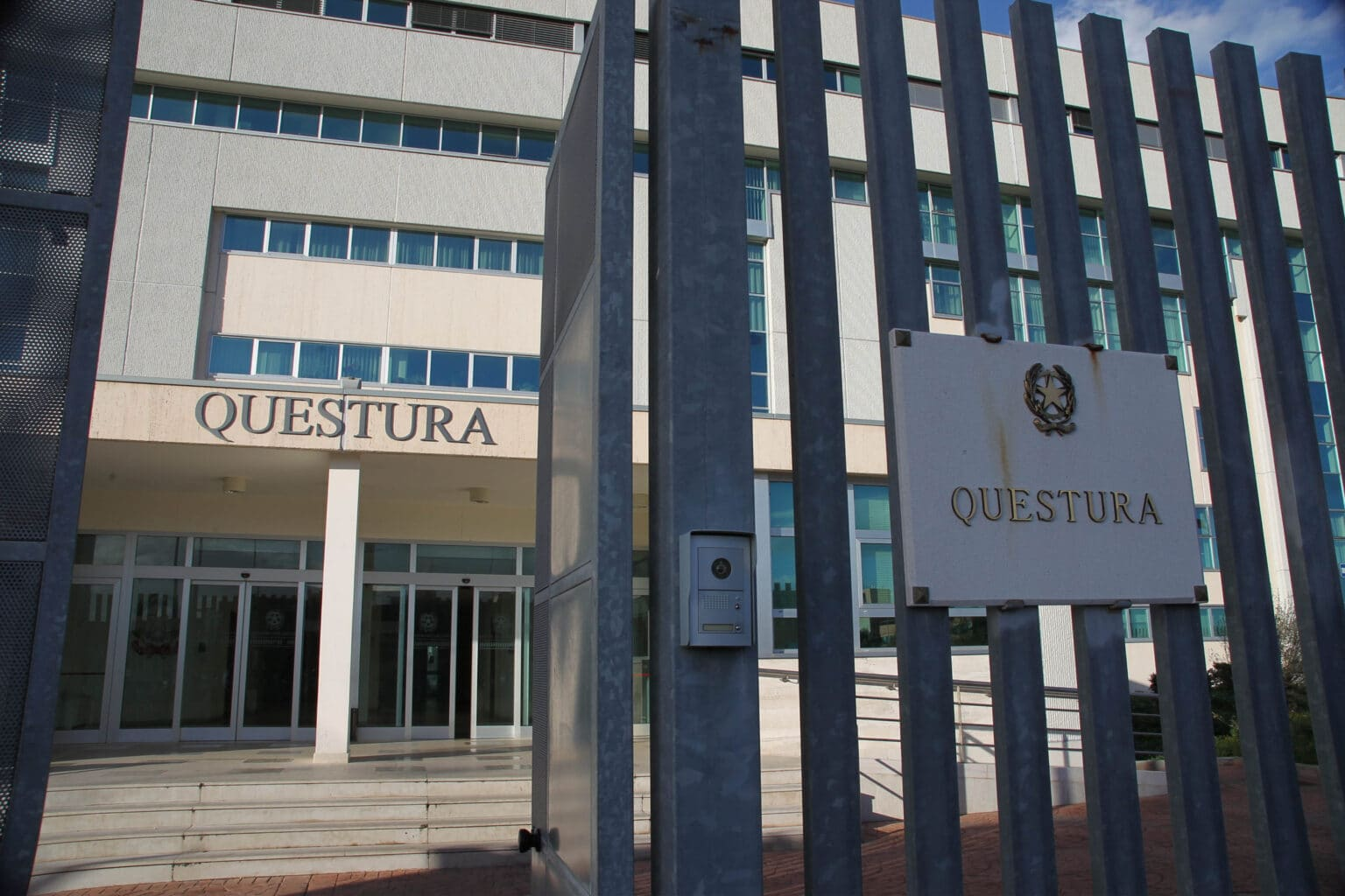 Mafia, droga e armi da guerra: maxi blitz nel Tarantino, 21 arresti